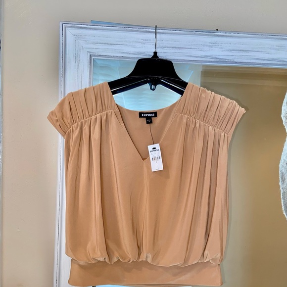 Ruched Banded Bottom Top - Picture 4 of 5